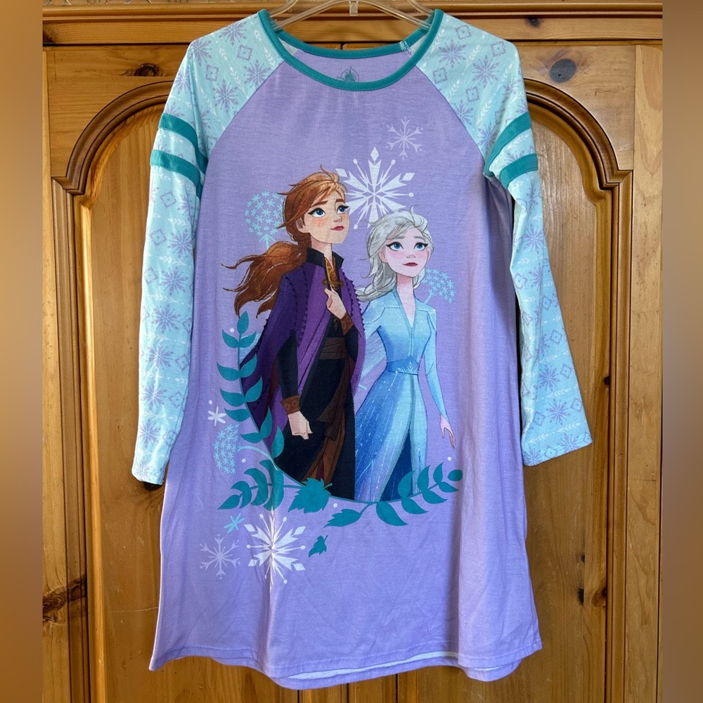 Disney store frozen 2 Anna and Elsa nightgown size 9/10 long sleeve snowflakes